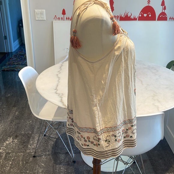 NWOT LOVE SAM BEIGE COTTON EMBROIDERED STRAP TIE TASSEL TOP. M - Picture 3 of 8